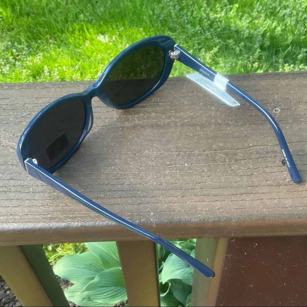 🌞 Blue M.O.D.A. Sunglasses 🌞 - Picture 3 of 5